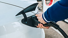 Ladekabel an E-Auto anschließen