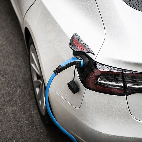 Tesla im Regen aufladen