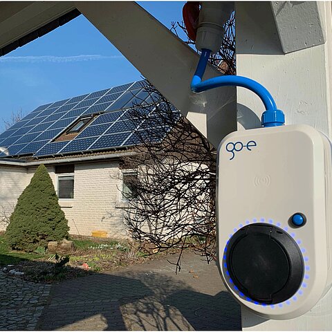 go-e Charger fest mit Solar Panels Hintergrund