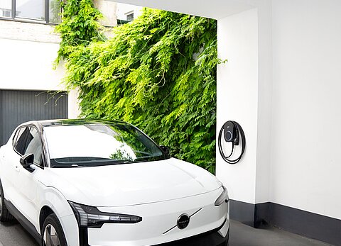 Elektroauto in Garage.