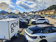 Autos laden mit go-e-Chargern am St. Veiter Wiesenmarkt.
