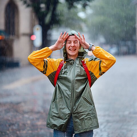 [Translate to Schwedisch:] Frau im Regen